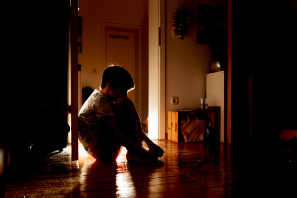 TEILNEHMENDE GESUCHT: Wie Kinder lernen können, keine Angst vor Dunkelheit zu haben