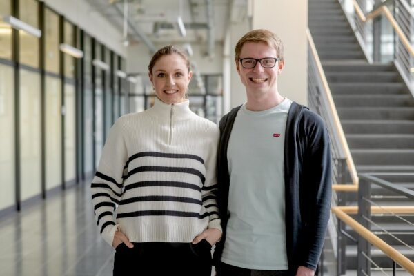 Lena Pfeifer und Peter Hähner aus dem Bochumer Forschungsteam